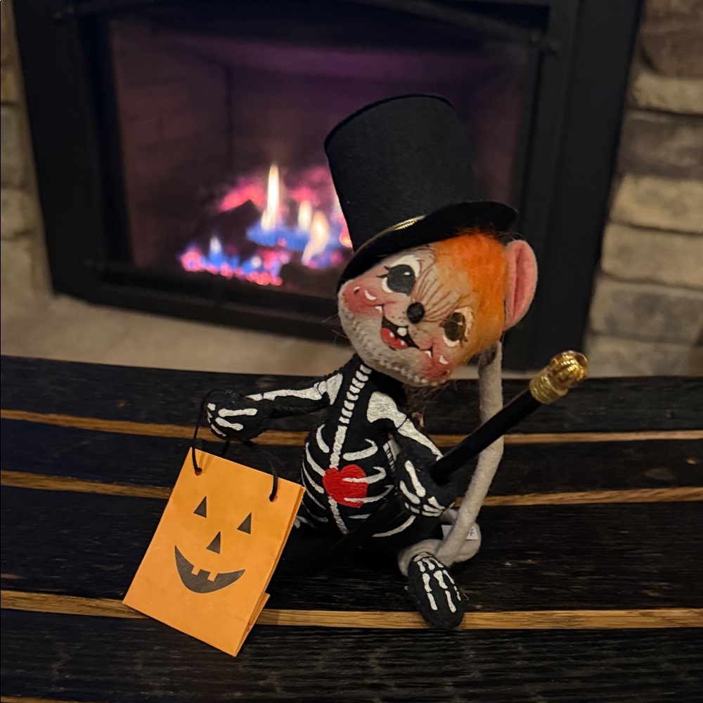 1Vintage Adorable 1998 Skeleton Costumed Mouse Trick or Treating